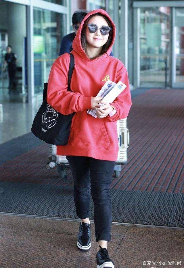 显得|何洁瘦身后好会穿，西装搭半裙显高显瘦有气质，好身材不像3娃妈