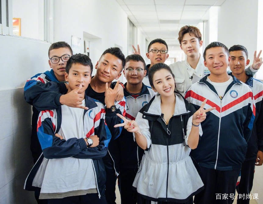 阳光|何洁现身机场,素颜配拼接上衣好时尚,仨娃妈的身材太过真实