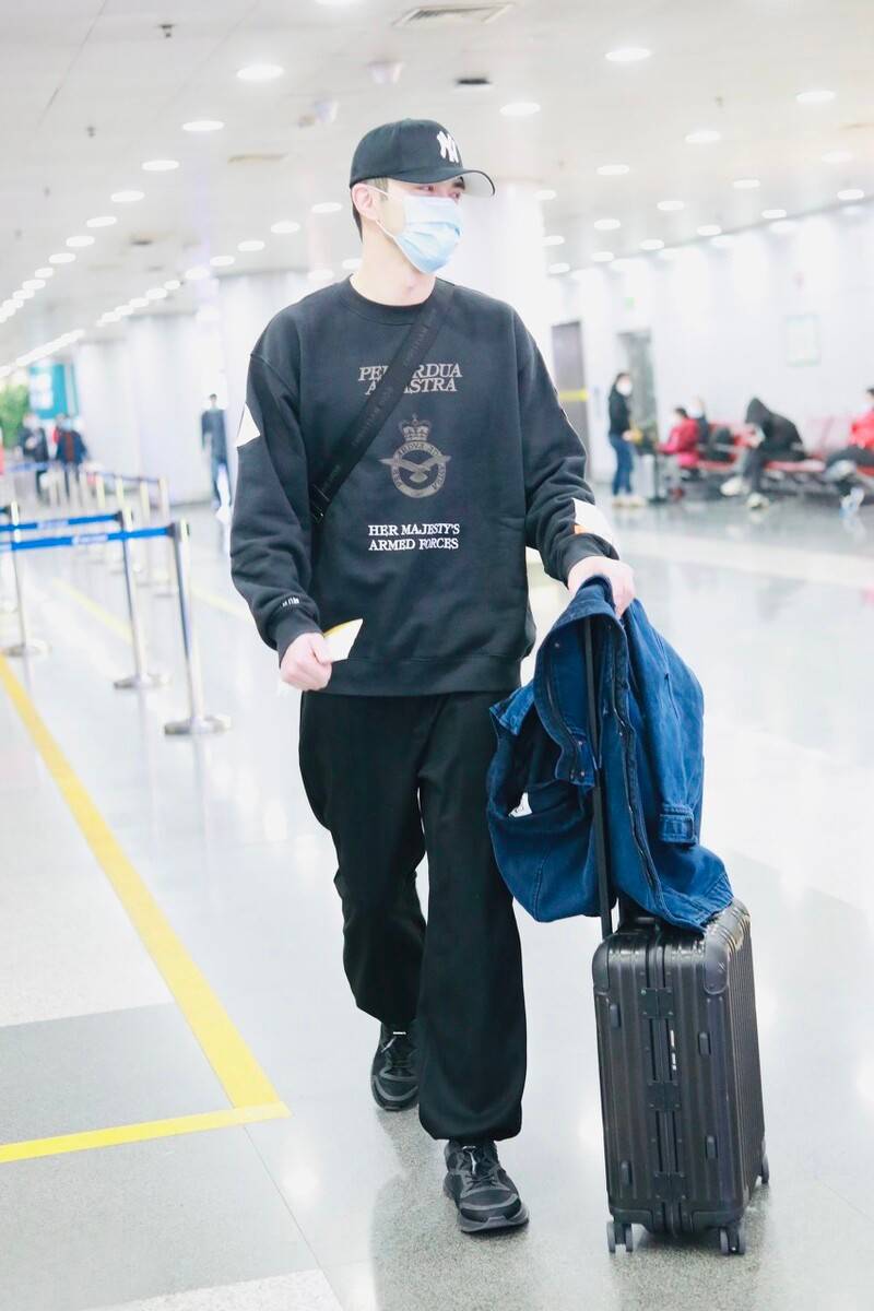 整体|高伟光衣品够独特,牛仔外套造型潮流范十足,这大长腿真令人羡慕