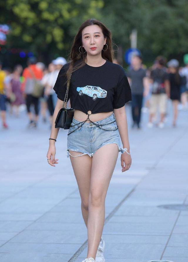 短裙|身材修长的瑜伽裤美女，个性靓丽又显身材，格外美丽