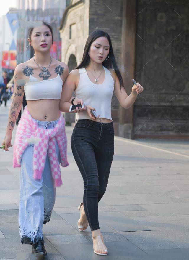 什么|高挑美女穿着打底裤，修身显纤细腰身，超遮肉