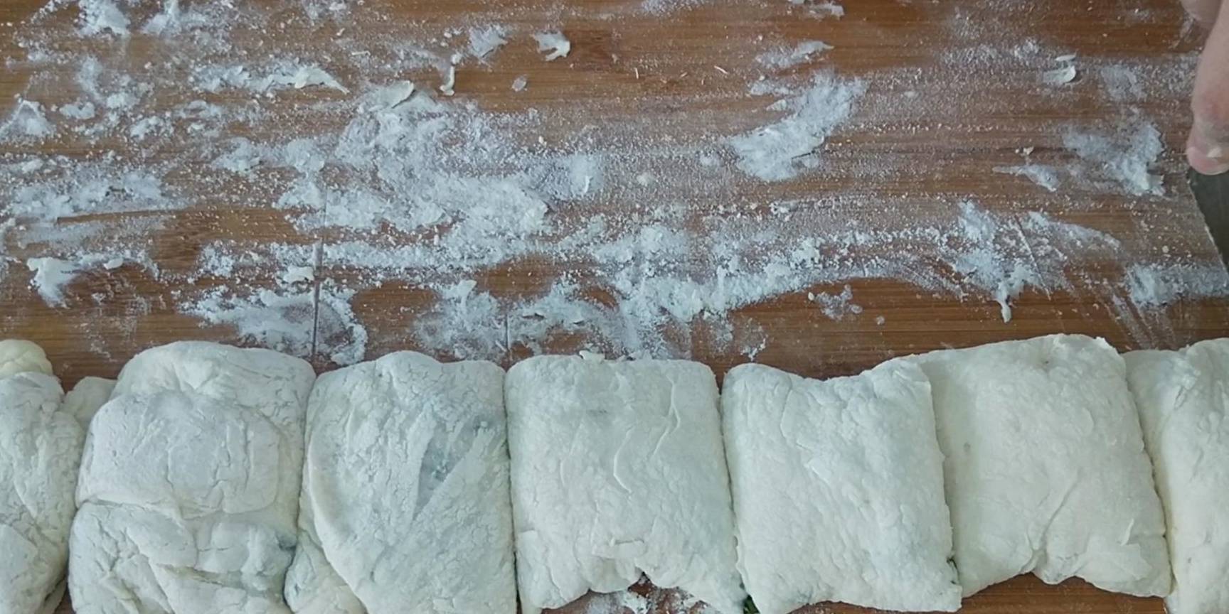 三角|早餐这样做太解馋了，不用揉面，外酥里软层次多，一顿3个吃不够