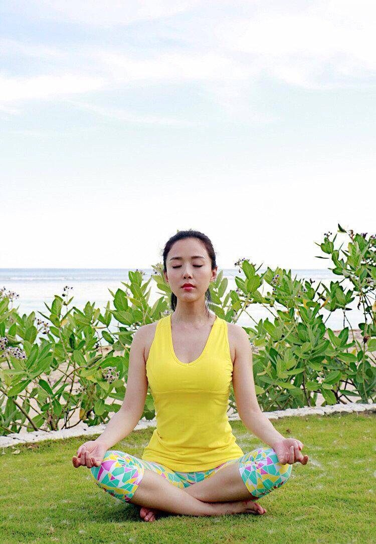 身材|颜丹晨气质真不错，坐在草里练瑜伽优雅高贵，黄配绿也没有土气感