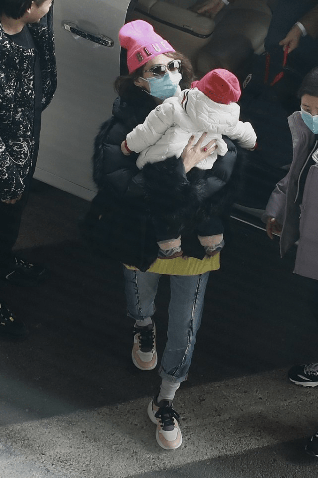 形象|章子怡抱娃现身机场，为赶潮流还戴着粉帽子，真是越来越接地气了