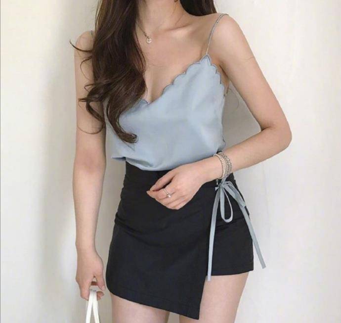 丝绸|这个夏季你缺一件“液体吊带”，配裙子很好看，适合不会搭配的你