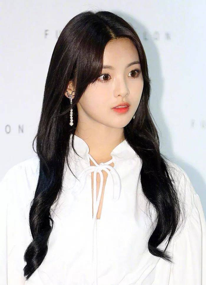 发型|杨超越美出国门！一袭仙女白裙获赞“第一美女”，精致得像洋娃娃