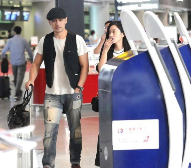 邵兵|邵兵妻子挺文艺，黑白穿搭看着都很艺术，淡妆也能看出肌肤有多好