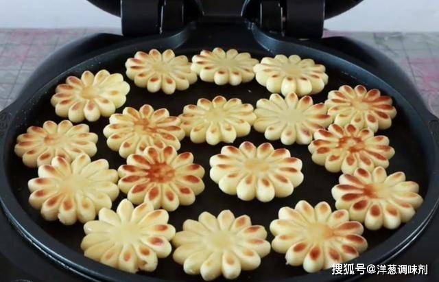 面团|两颗鸡蛋一碗面，给儿子做了无水无油小零食，暄软香甜，超级好吃