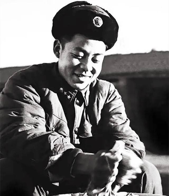 雷锋下葬的真实照片摩托车开道十万人送行