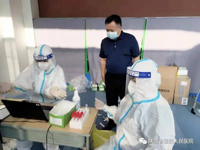 群众|不畏酷暑 守护群众健康-陕西省第四人民医院核酸采集队火速集结再战疫情！