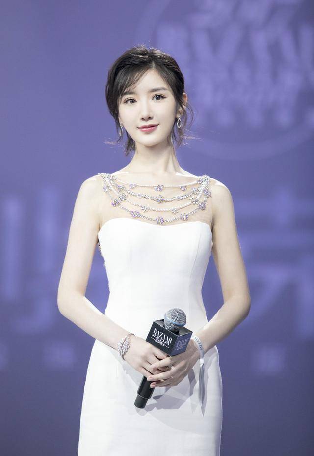 仙女|三十而已：钟晓芹穿白裙去离婚美如初恋，是她作为女人最后的傲娇