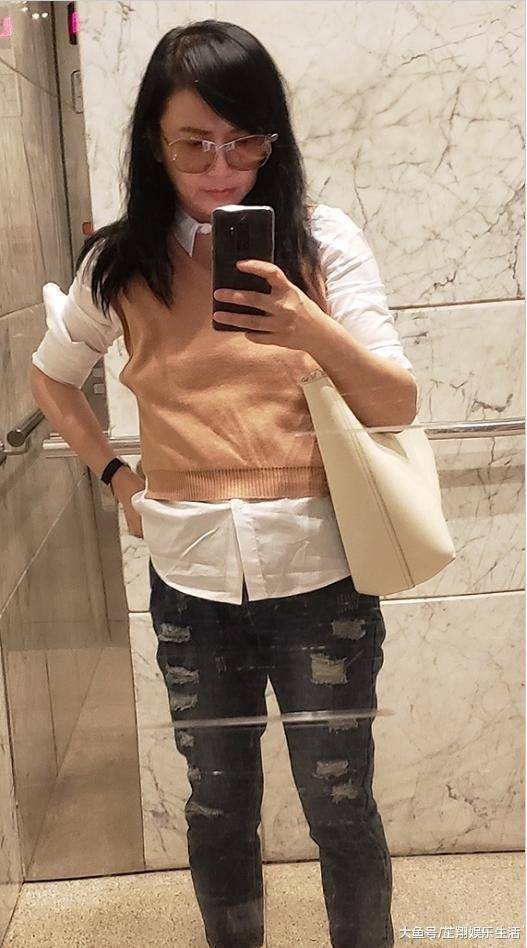 曾华倩|曾华倩晒聚会照，56岁留波波头腹部却凹陷，真实老态根本藏不住！