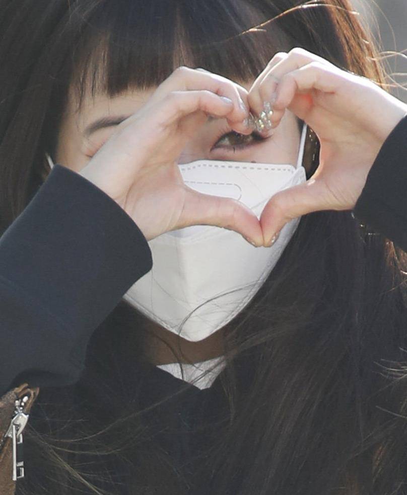 下半身|路人镜头下的泫雅真美，大冷天穿半身皮裙秀细腿，好身材藏不住