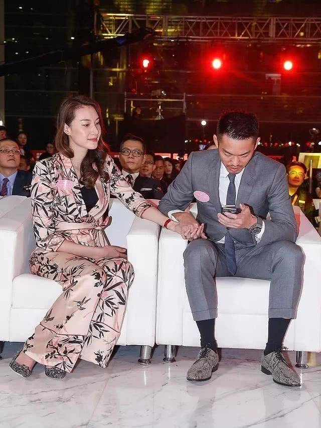 下半身|林丹夫妇带娃出游，三口人真亲密，谢杏芳穿平底鞋比林丹高出半头