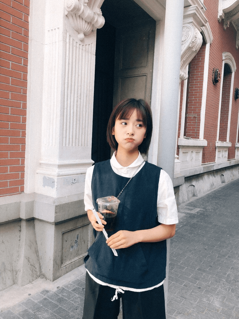 衬衣|短发少女沈月高调回归，清新学生装演绎少女感，娃娃领衬衣真的绝