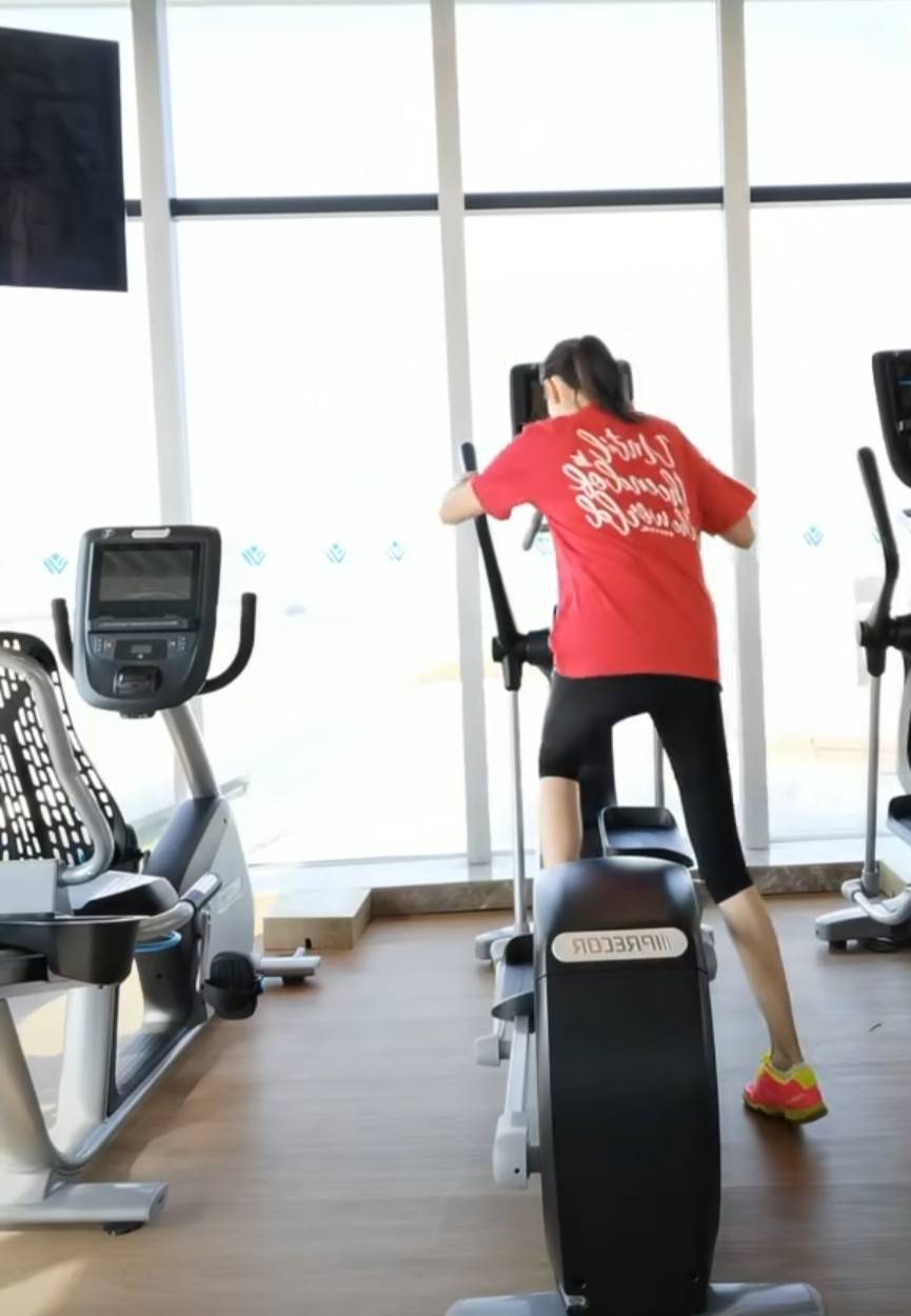颜色|林丹老婆独自带娃！穿牛仔裤秀长腿，2万吊坠不及43万名表抢镜