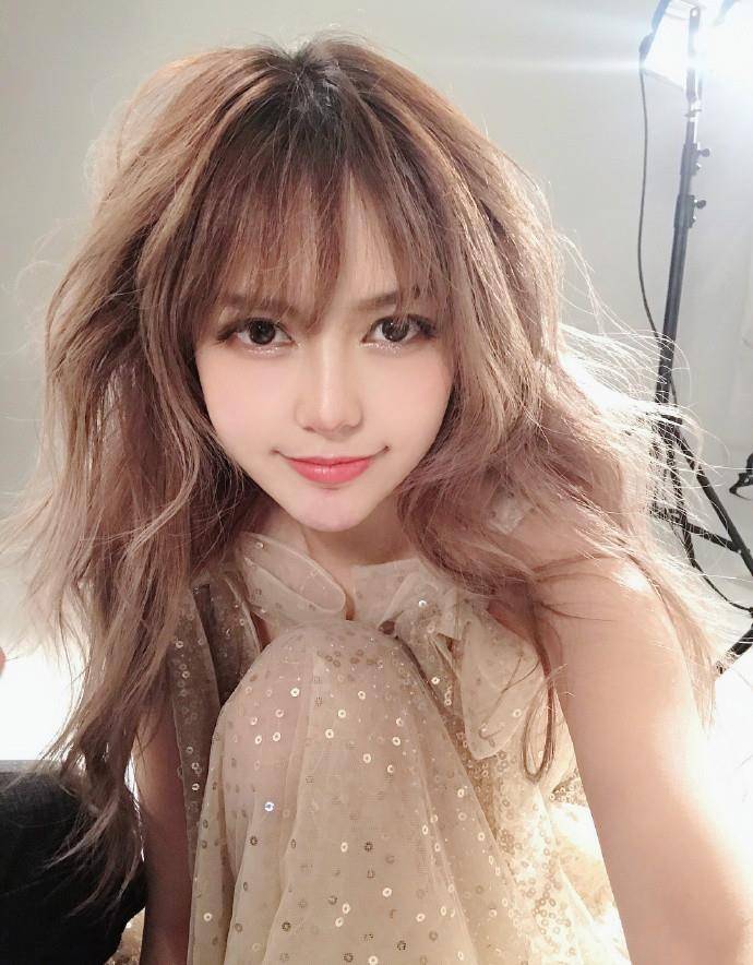 黑色|罗志祥管不住小9岁女友？连时尚连俏皮衫都敢穿，还再次撞脸Lisa