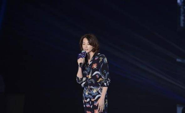 保养|47岁董卿印花连衣裙亮相，因严格保养皮肤身材，如今仍然有少女感