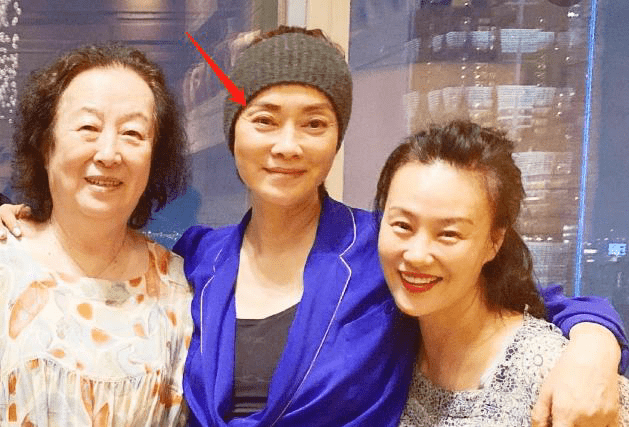 脖颈|毛阿敏穿吊带p成少女脸，脖颈却满是皱纹，没有一点老人的真实！