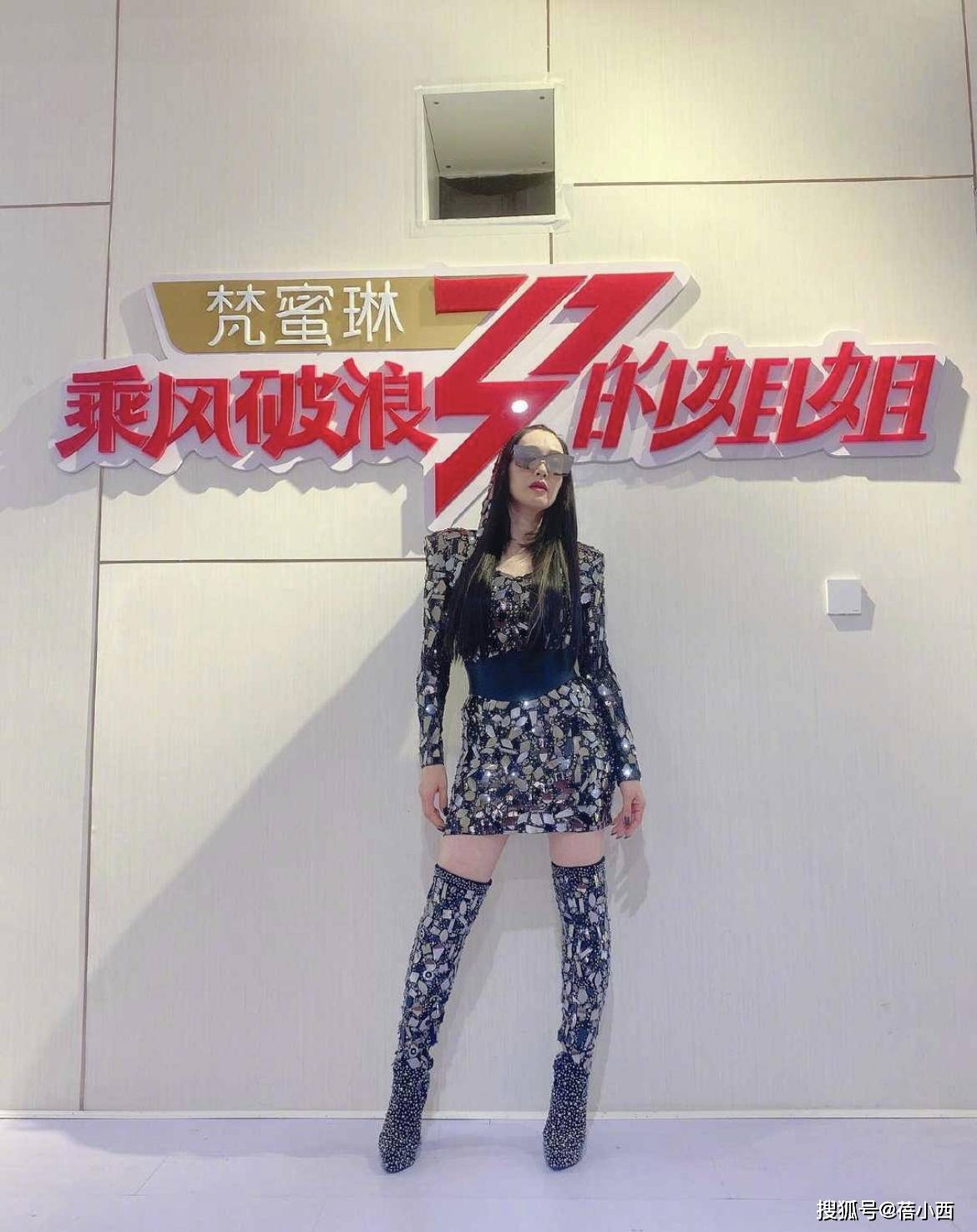 事业|钟丽缇与张伦硕甜蜜亮相，穿裸色低胸礼服裙秀事业线，性感又妩媚