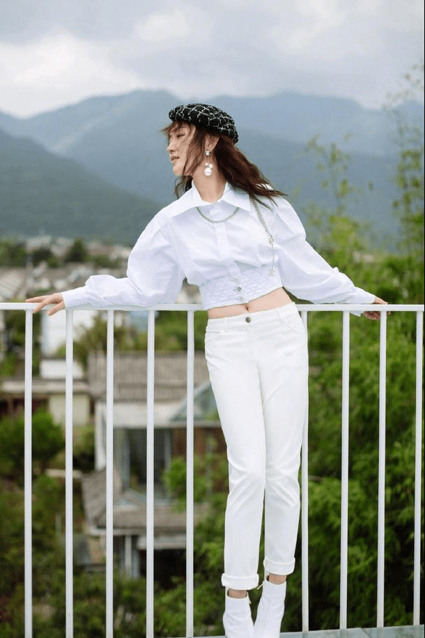 娃娃脸|杨钰莹的娃娃脸真是减龄法宝，年近半百也看不出，穿白西装气质佳
