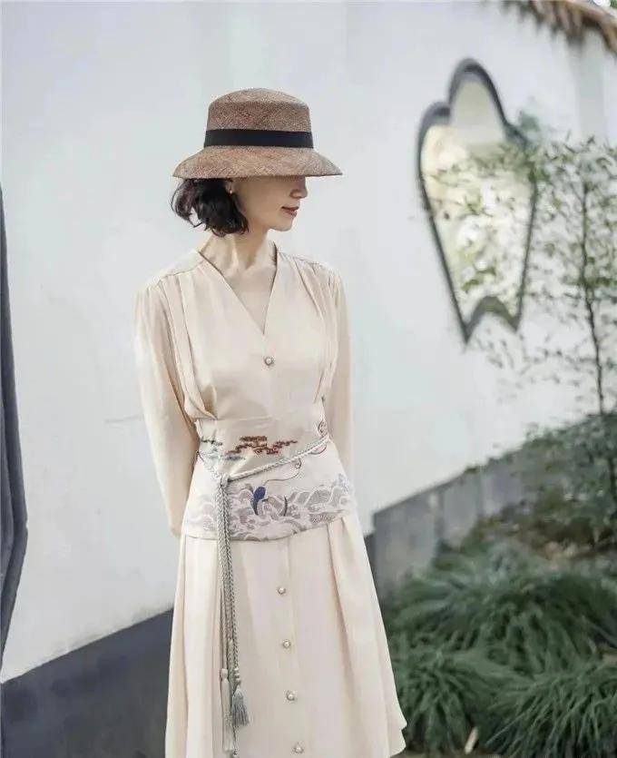 整体|女人50岁以后，夏天少穿T恤，瞧三木妈妈这样穿，优雅又时髦