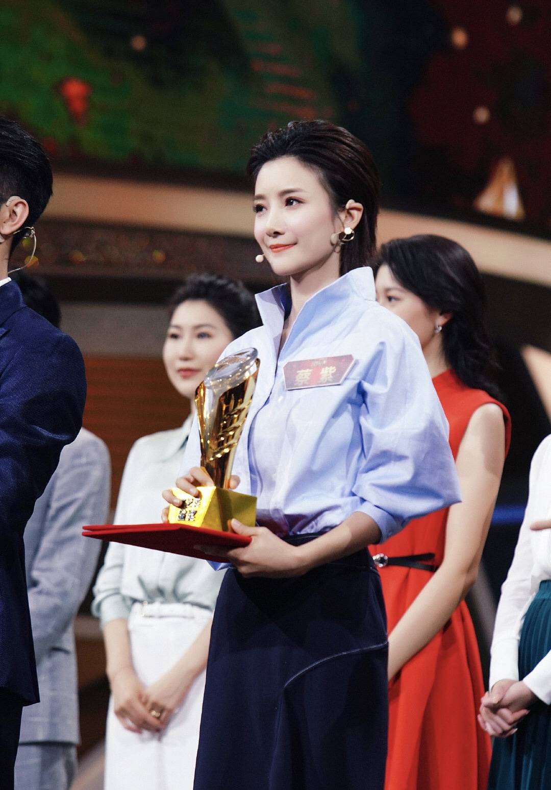 设计|气质女神蔡紫夺冠，简约穿搭似少女不像6岁娃妈，单品你我都有啊