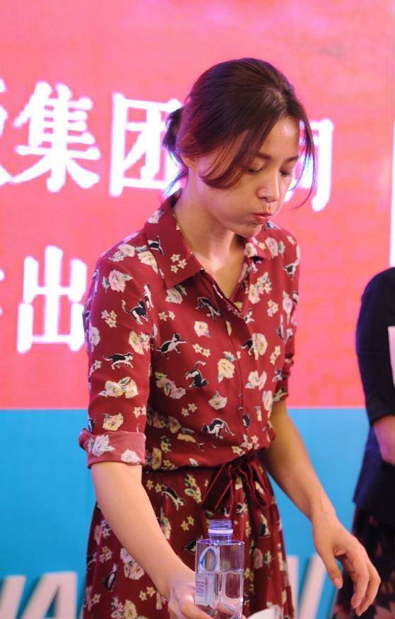 保养|47岁董卿印花连衣裙亮相，因严格保养皮肤身材，如今仍然有少女感
