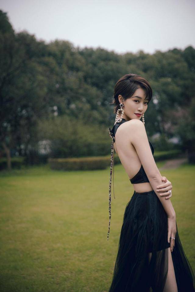 知识科普|蓝盈莹真敢穿，穿个裙子又是露背又是开叉的，特显身材。