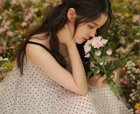 卷发|欧阳娜娜笑容太少女，白色波点裙清纯可爱，卷发像个洋娃娃