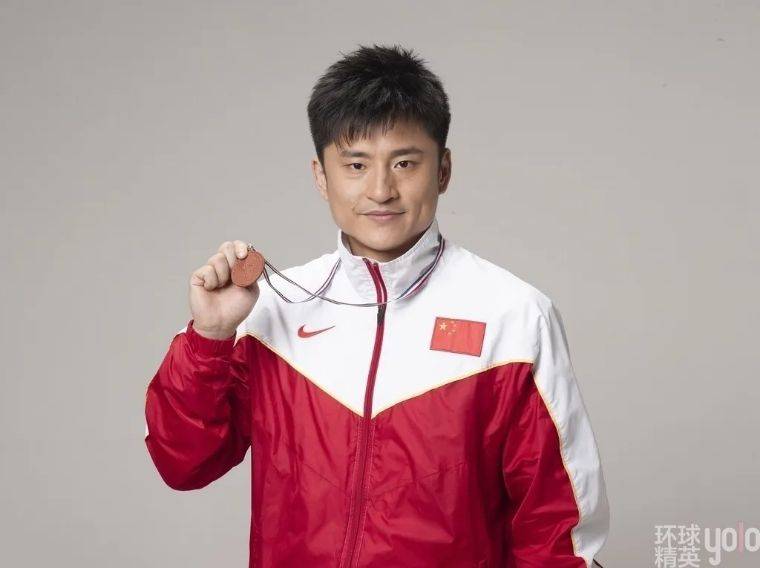 这届裁判,就差把双标写在脸上了_胡建