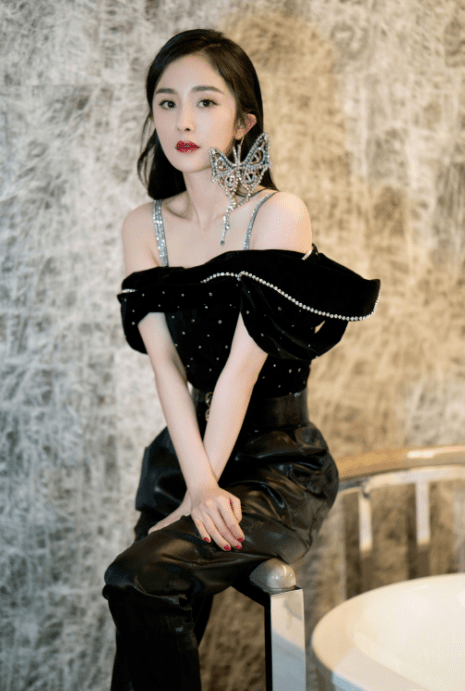 黑色|有种“相同品味”叫杨幂王鸥,穿同款红裙现身,终于懂了刘恺威