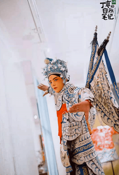 黑色|丁真李玉刚世纪同框！丁真穿黑藏袍折扇挡脸五官精致，武生妆超帅
