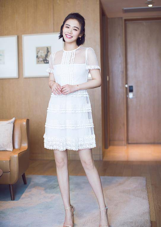 浅色|关晓彤看着好乖巧，和马思纯站在一起，气质看着也挺稳重的