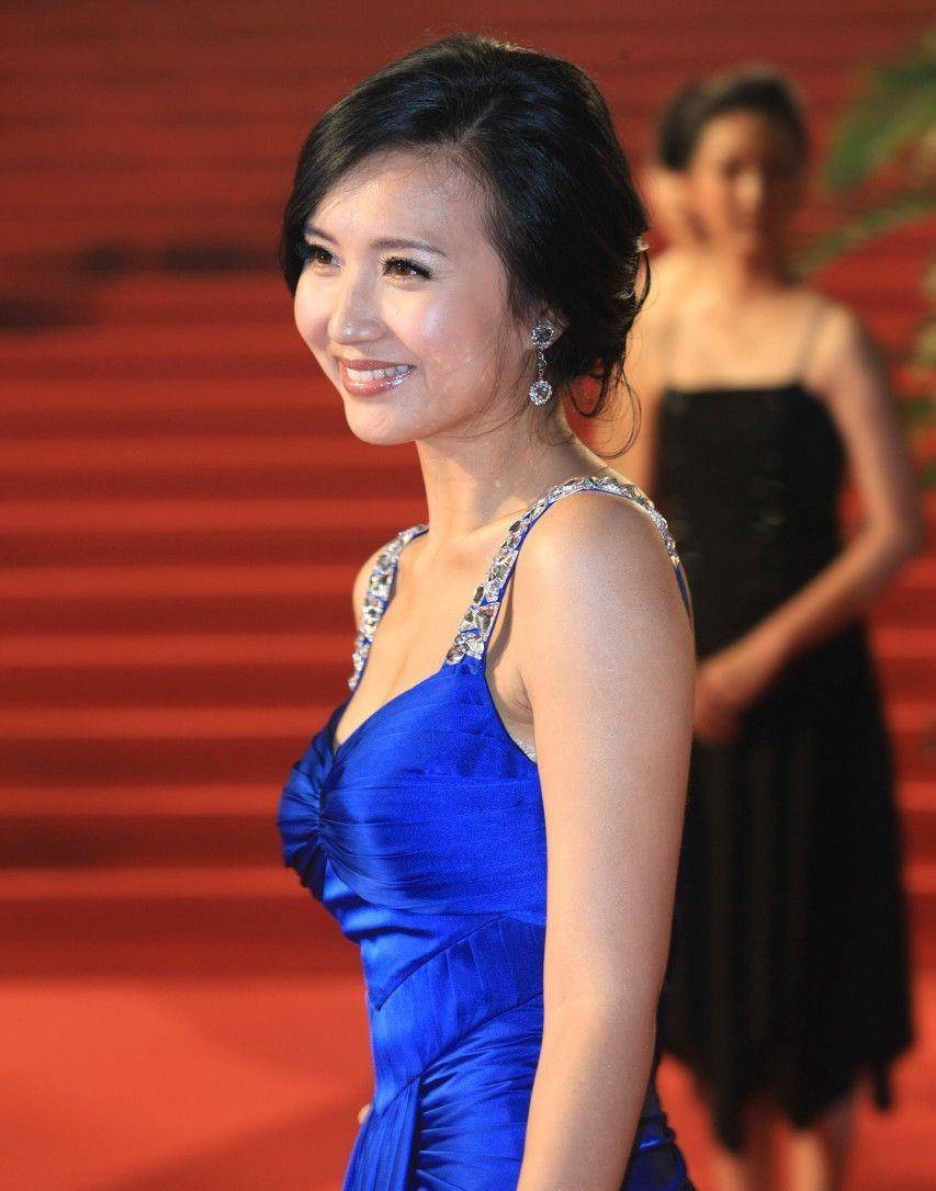 显得|难怪都怀念陈好的“万人迷”，她一袭吊带裙走红毯，身姿赚饱眼球