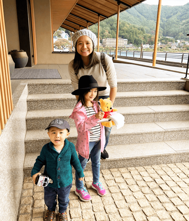 有种长残叫8岁奥莉娃娃脸成国字脸越来越像她妈