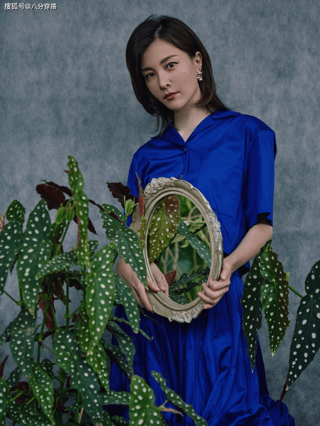 黑色|刘孜穿衣够胆大,身穿一件蓝色裙装温婉又优雅,阿姨辈顶流