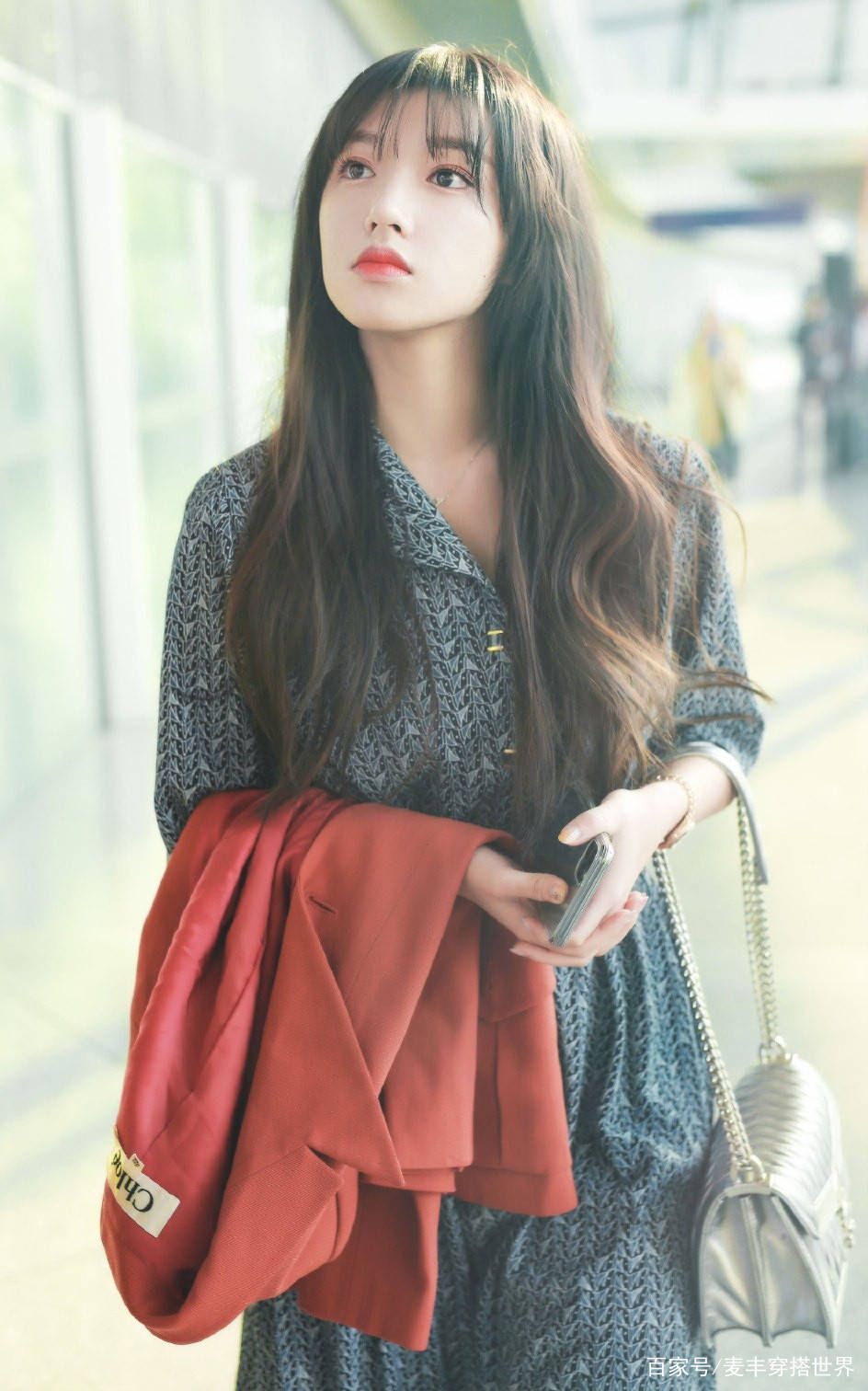 黑色|程潇颜值是真高，穿奶奶最爱的衬衫裙配帆布鞋，依旧美成洋娃娃