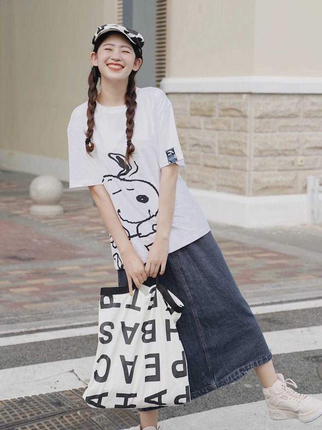 个性|秋季的穿搭小心机,印花T恤搭配牛仔裤半身裙,小个子显高显瘦