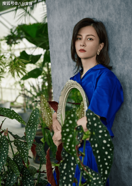 黑色|刘孜穿衣够胆大,身穿一件蓝色裙装温婉又优雅,阿姨辈顶流