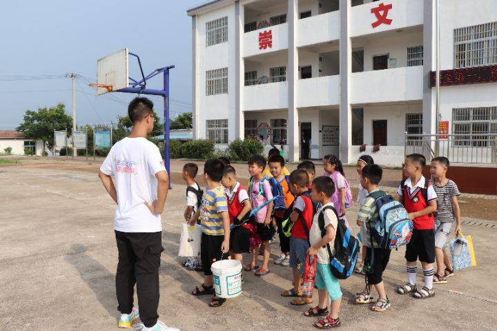 实践队的队员们赴湖北省黄冈市浠水县竹瓦镇走马小学开展支教志愿活动