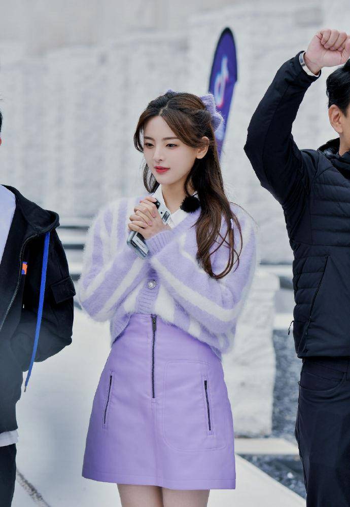 下半身|路人镜头下的泫雅真美，大冷天穿半身皮裙秀细腿，好身材藏不住