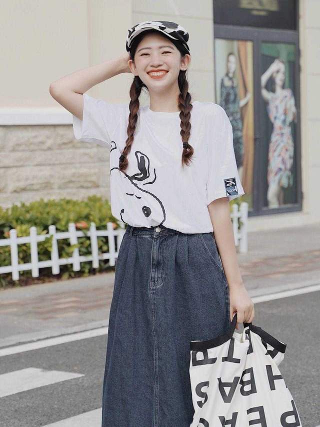 个性|秋季的穿搭小心机,印花T恤搭配牛仔裤半身裙,小个子显高显瘦
