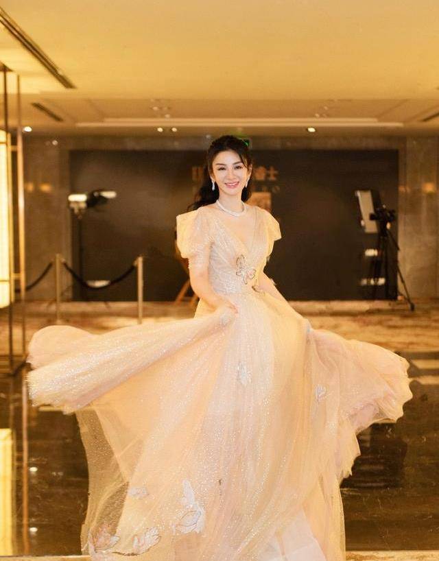 设计|43岁黄奕状态真好,V领露背礼服大秀好身材,优雅风韵不减当年