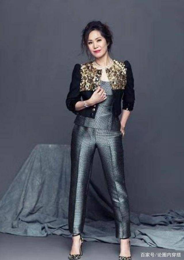 硬汉|甄子丹与家人合照，穿黑白西服硬汉形象十足，汪诗诗穿红裙很美