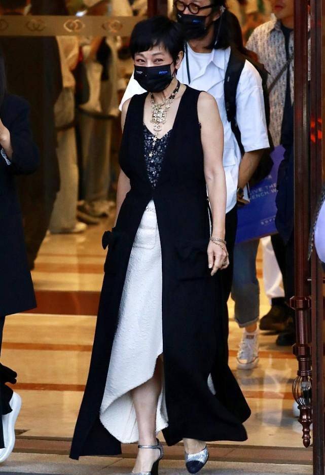 黑色|张艾嘉虽然不小了，可仍然不改霸气感，两件裙子套在一起还挺特别