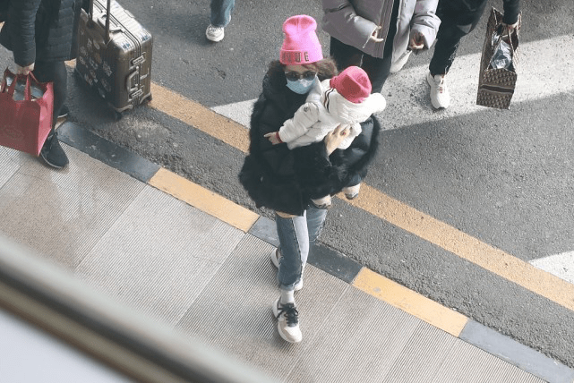 形象|章子怡抱娃现身机场，为赶潮流还戴着粉帽子，真是越来越接地气了