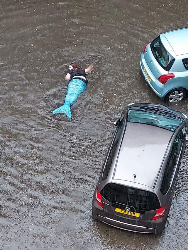 原創英國降下豪雨淹水成災民眾卻發現路上竟有美人魚游泳