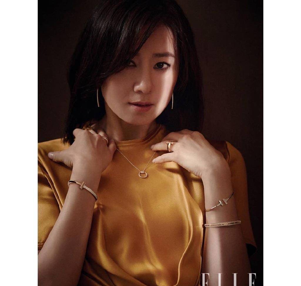 身材|这“婆娘”吃了防腐剂？53岁穿小吊带拍杂志从容优雅，看不出年龄