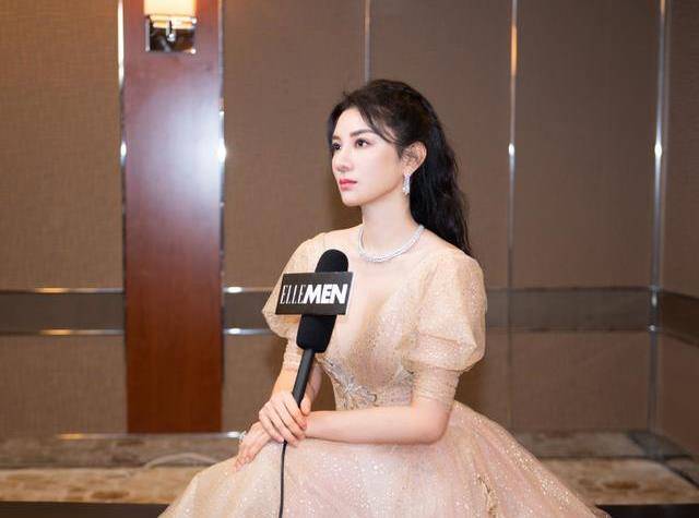 设计|43岁黄奕状态真好,V领露背礼服大秀好身材,优雅风韵不减当年